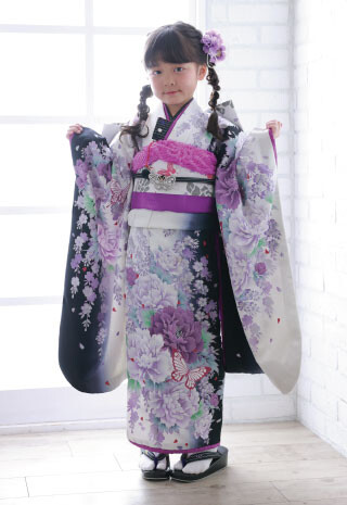 黒と紫に蝶が映える、大人可愛い一着