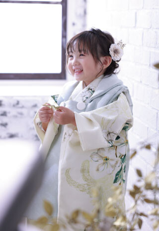 生成り色にミントのやさしい彩りお祝い着