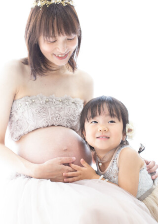 明るくやわらかな自然の光の中で